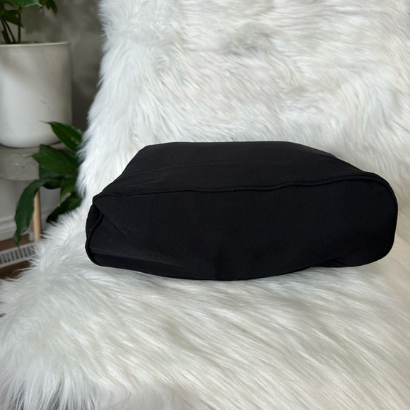 🔥BLACK FRIDAY SALE LIMITED TIME🔥
Authentic Salvatorre Ferragamo Reversible Bag - Picture 6 of 10